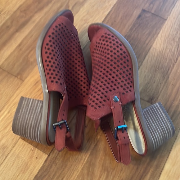 Marc Fisher open toe sling back block heel shoes in rust red size 7.5 - Picture 7 of 8